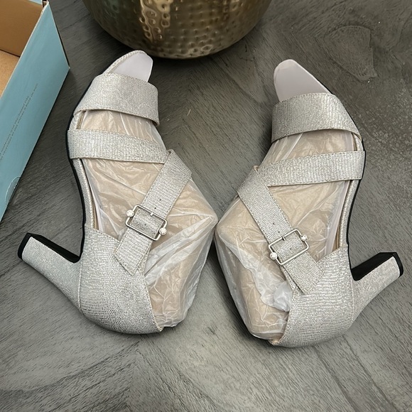 LifeStride Carlyle Peep Toe Pump (WIDE) - Picture 8 of 11